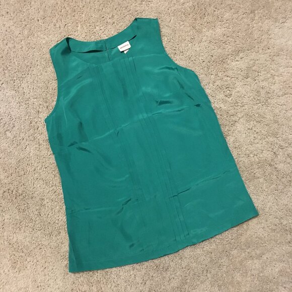 Satiny Kelly Green Box Pleat and Pintuck Tank Top - Picture 10 of 13